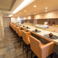 肉割烹 幹の弐 - 広々したカウンター