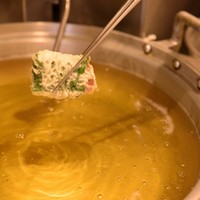 肉割烹 幹の弐 - カウンター前の油場