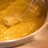 肉割烹 幹の弐 - 揚げる音聞こえるカウンター