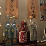 Hiroshima teppan izakaya shibuya bakudan ya - バーカウンターには広島カープのお酒が…。