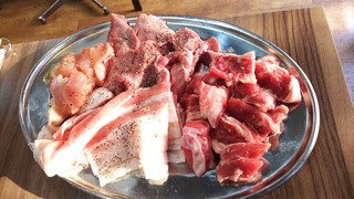 Yakiniku Sakaba Kokoro - 注文せずにはじめに出てきた肉