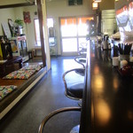 园々 - カウンター７席、小あがり１２席（４席×３テーブル）の落ちついた店内