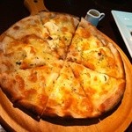 ダイニングダーツバーBee - 4種類のチーズのピザ。ハチミツをかけていただきます