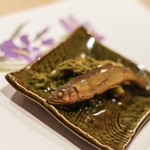 うを徳 - "煮付（につけ）"、江州（あふみ）琵琶湖（びはこ）の"稚鰷（ちあゆ）"