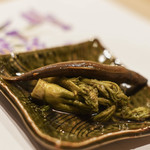 うを徳 - "煮付（につけ）"、信州篠ノ井（しなのしのゝゐ）の"楤芽（たらのめ）"