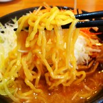メガらーめん - 味噌ネギラーメンの麺リフト。Japanese ramen.