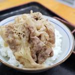 Sanukiudonroppei - 牛肉をご飯に盛って牛丼にして食べました。