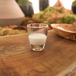 ENEKO Tokyo - 羊のミルク、レンネット（ハーブ）を３滴入れて固める