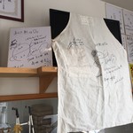 ニボチャチャ!!ラーメン あらき軒 - サイン色紙とエプロン