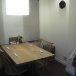 いちだい - 4人がけテーブルが一つあります