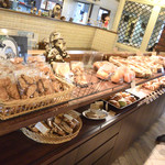 Sanrozu - 店内で販売されているパン