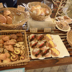 Sanrozu - 店内で販売されているパン