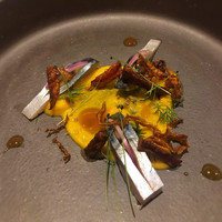 SALONE 2007 - 鯖、人参、パッションフルーツ
                    鯖の間に挟まっているのは玉ねぎ、下のパッションフルーツのソースとカリカリのお野菜と一緒くたにして食す。アクセントの香草の香りが良い。