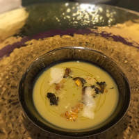 SALONE 2007 - 海や〜、海のエキスのジュースや〜、という彦摩呂の声が聞こえてくる・・
                      メニュー名はブロッコリーのズッパなんですが、ムール貝などの海のエキスが臭みなく旨味と潮の香りだけが濃縮されている。まいった。
                      