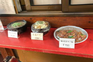 h Kankoku Inakakateiryouri Toukou - 一番右にある「豚肉炒め丼」
          これを食べている方が多かった。