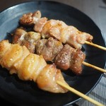 Hidentebasakikaraagetohonkakukushiyakisemmonten toritei - 大山鶏の串焼き