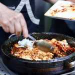 釜山 - コプチャンポックムの後は炒飯を作ります