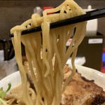 上州山賊麺 大大坊 - 「極厚肉山賊麺」「特盛」麺リフト。ほぼストレートな中太麺は、加水率はやや高め、もちもちした食感でつるっと滑らかな口当たりが心地好い。スープの吸い上げも存分で、非常に食し易い麺であった。