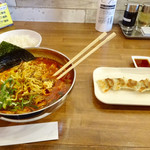 かるびラーメン - カルビラーメン小、ひとくち餃子、ライス