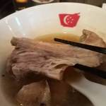 新加坡肉骨茶 - 肉をリフト