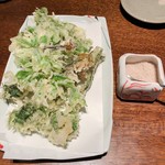 手打ち蕎麦 三乗 - 山菜の天ぷら盛り合わせ