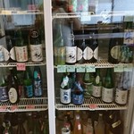 立ち呑み部 すきま - 冷凍庫には日本酒がびっしりと