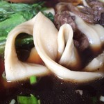 山東三合一牛肉麺 - ほうとう並みの麺皮