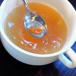 カフェ・フェリーチェ - ランチスープ・みじん切りの玉葱と人参のコンソメ