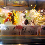Shirotsuki - ショーケースのケーキは全て350円