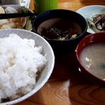 いしはら食堂 - ＋200円でごはん、味噌汁、おしんこ付きの定食にできる。良心しか感じない値段設定だ。