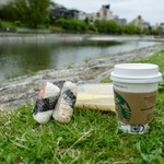 スターバックス・コーヒー - ［2019/04］鴨川の河川敷でいただきます。