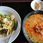 中華酒場 龍翔 - どんぶりセット。中華丼と担々麺。うずら卵が二個入っていて嬉しい❗