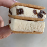 六花亭 - 私にはイマイチ。