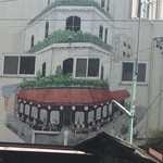 トゥ・ラ・ジョア - お店の北面に描かれている絵