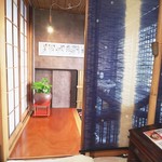 和のギャラリーなかむら - 裸電球の右手が玄関、左の障子の部屋が調理室