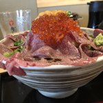 吉祥寺 肉ドレス海鮮丼 - 中央の山の中に卵とネギトロネギ抜きが入ってます。