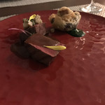 グラマシースイート - 国産牛はつのコンフィ 瀬戸内レモンの香り 筍とタスマニアマスタードのラヴィゴット