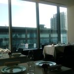 窓の外は隣のビルが同じくらいの高さでちょっと残念