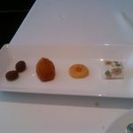 レストラン タテル ヨシノ - お茶菓子は選べます