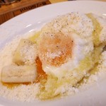 ピッツェリア パーレンテッシ - ホワイトアスパラと目玉焼きトリュフ風味