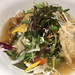 Mogura Sakaba Ajii Chiba - 熱い餡をかけてもらい、パリパリのワンタンを崩して食べます！温かいサラダ！