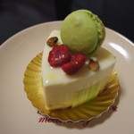 エスポワール 福井店 - ピスタチオとホワイトチョコのケーキ