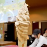 ラゴア カフェ - 自家焙煎コーヒーソフトクリーム   280円(税込)
            自家焙煎のエスプレッソを練りこんだソフトクリーム。
            意外とさっぱり。日世のクリスピーメープルコーンも美味しい♡