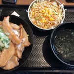 カルビ丼とスン豆腐専門店 韓丼 - ネギ塩豚トロ丼＋サラダ