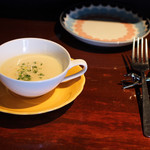 イカリヤ プチ - 【スープ】
                                玉ねぎのポタージュ。食感も感じる1品。熱々で提供される。スプーン5口分。美味い！