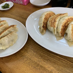 中華トントン - 左が「びっくり餃子」、右が「ジャンボびっくり餃子」