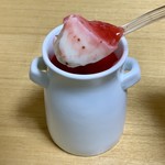 加勢牧場 - ガンジー ミルクプリン
            甘さ控えめです。味は牛乳そのもの！
            上に掛かっているのは 寺泊産 越後姫（苺）のソース。
            甘酸っぱい苺とミルクは相思相愛ですからね。
            そしてデザートカップが素敵でした。