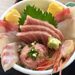 万祝 - 鮪×3、鯛×3、甘エビ×1、金目鯛×2、ネギトロ、玉子×2、大葉と後ろに大根のツマとガリ。