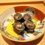 肉屋 雪月花 NAGOYA - 明石の鯛、松阪牛ランプ昆布締め、浅葱、ミョウガ、大葉の海苔巻き、自家製からすみを振り掛けて