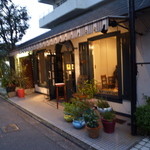 LA VOITURE - 外観。お店の外にも行列です。